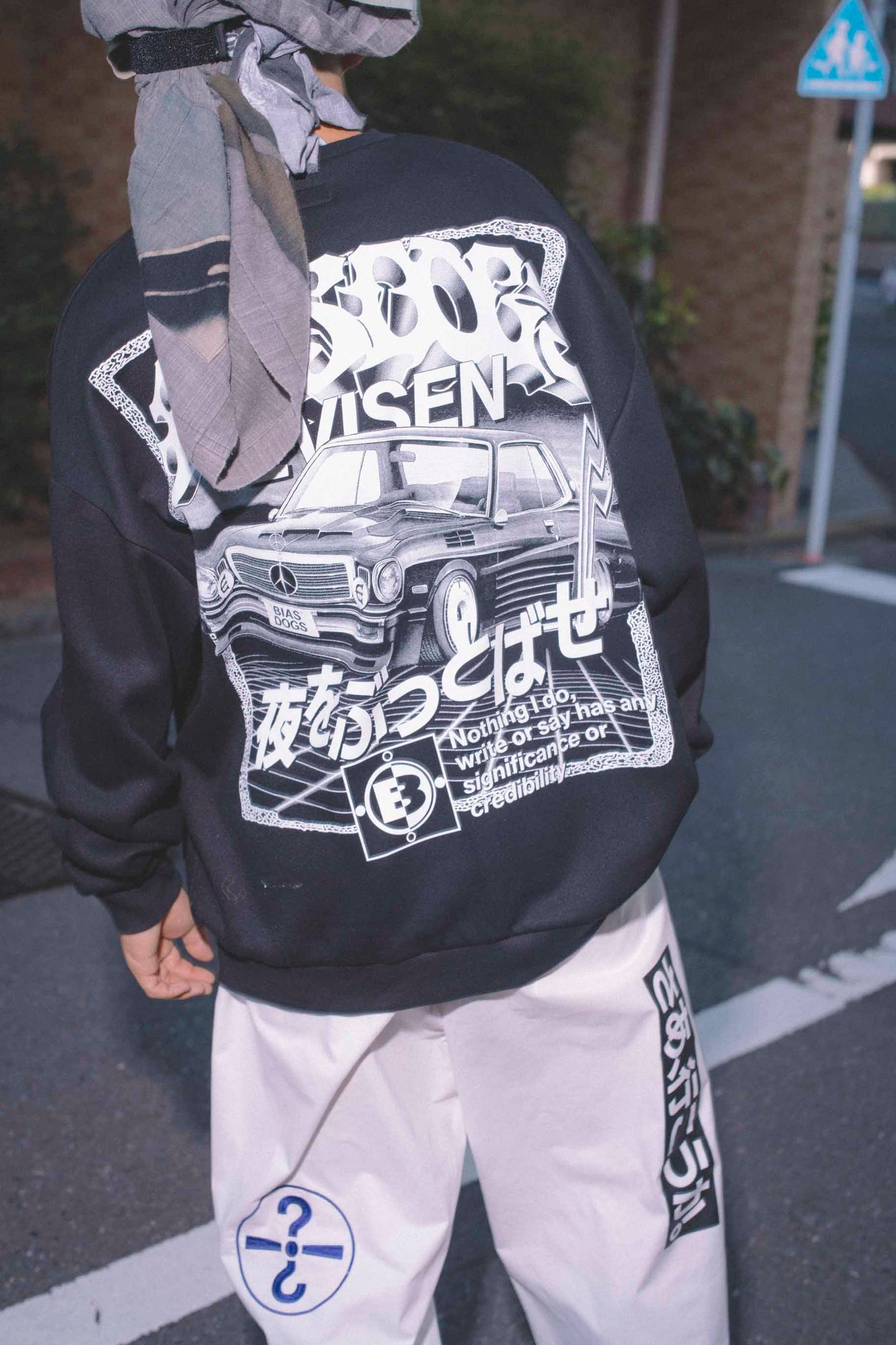 EVISEN / BIAS DOGS BLOW THE NIGHT! CREW SWEAT - BLACK