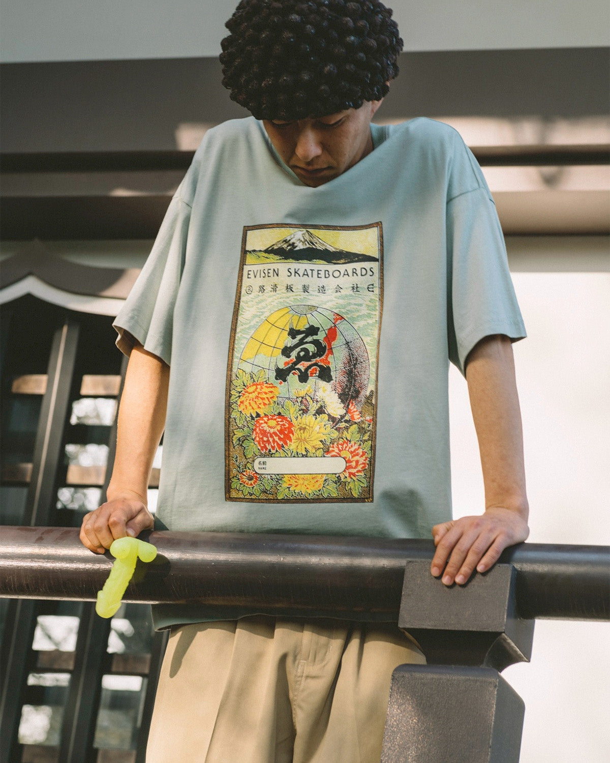 GLOBE LABEL TEE - BROWN