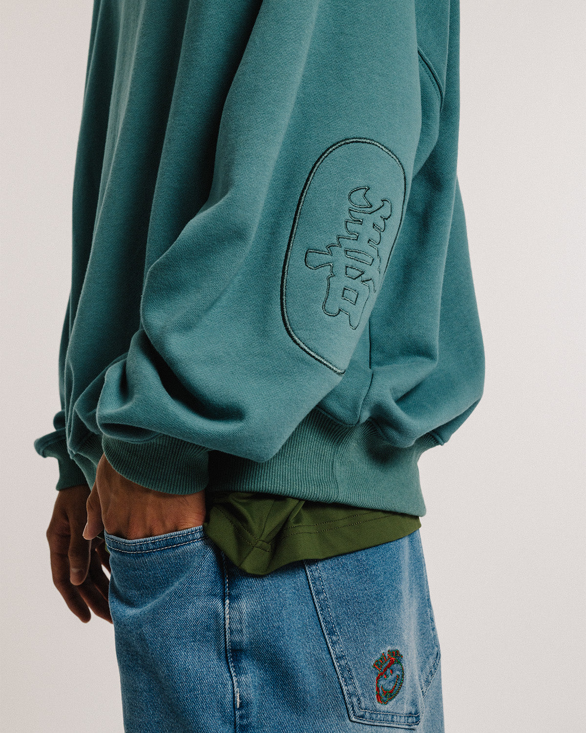 TIGER MATCH EMBLEM CREW SWEAT