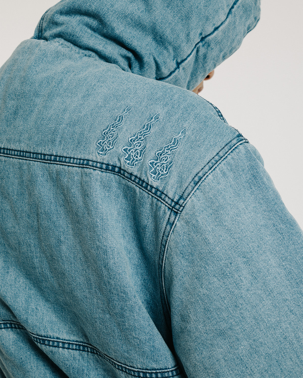 emmi フード付きライトブルーアウター emmi（エミ）の「【emmi atelier】ECO WOOLケープ付きロングコート