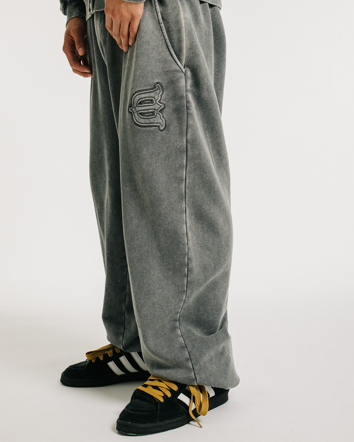 LOGO SWEAT PANTS - CHARCOAL