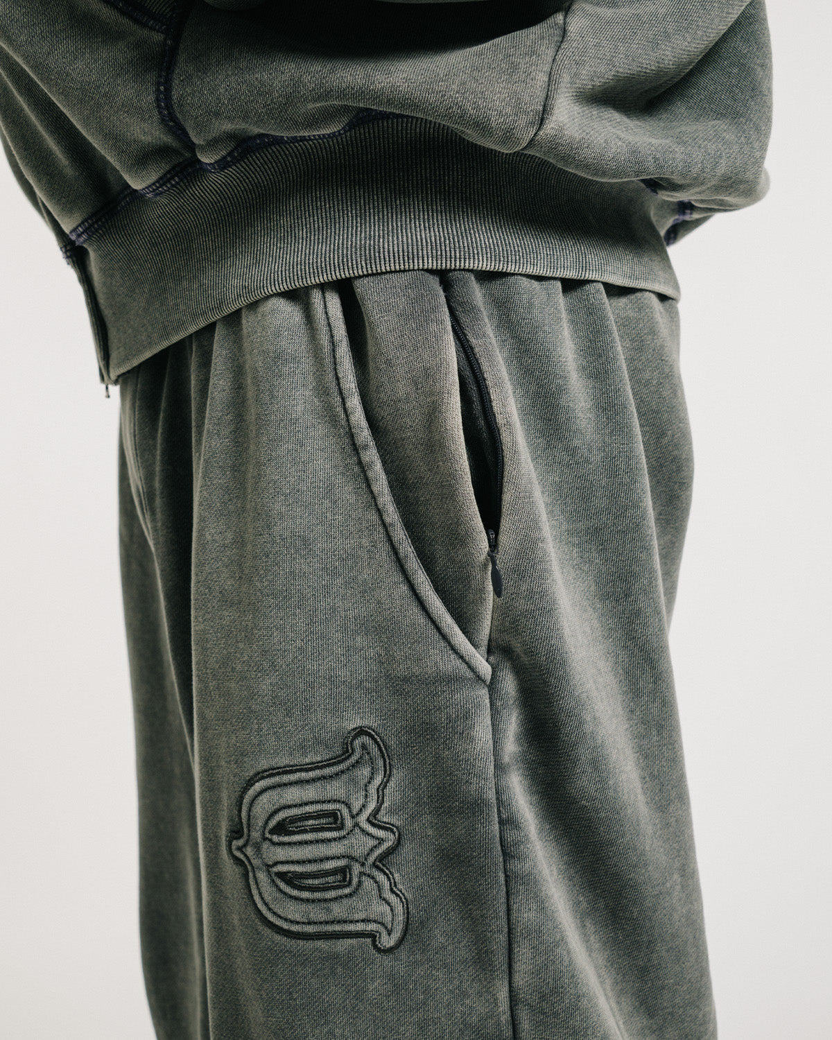 LOGO SWEAT PANTS - CHARCOAL