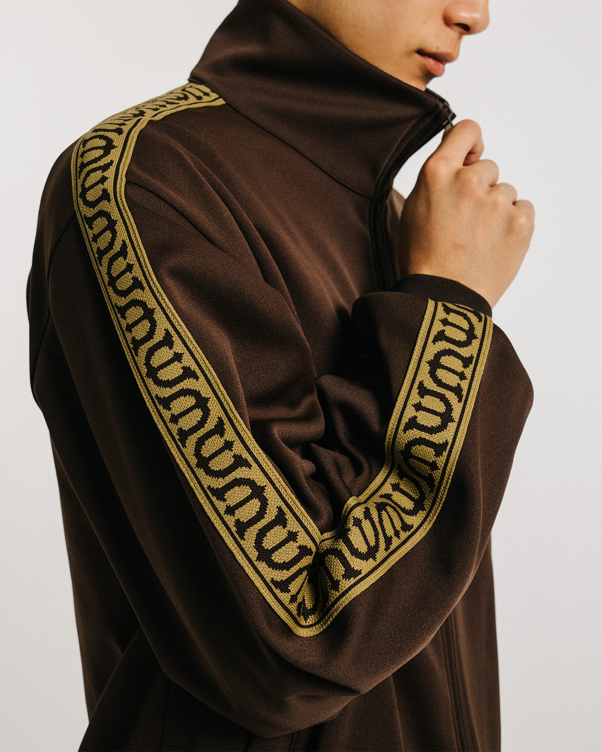 E LOGO TRACK JACKET - BROWN