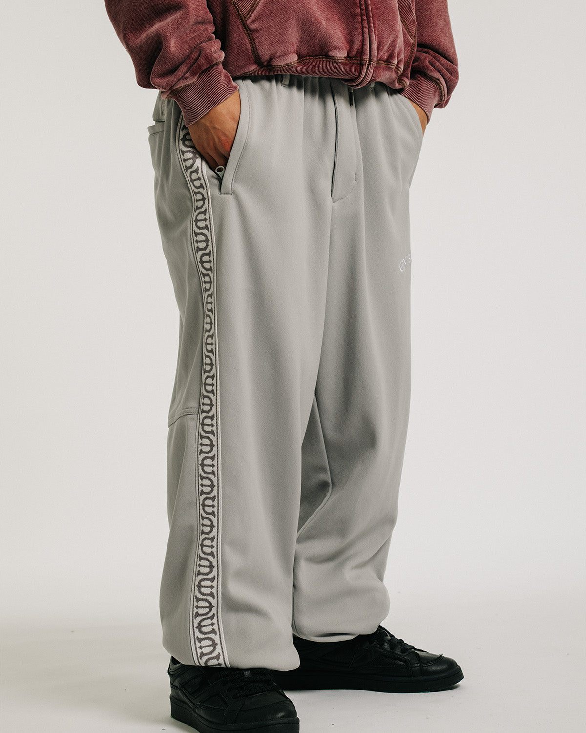 E LOGO TRACK PANTS - GREY