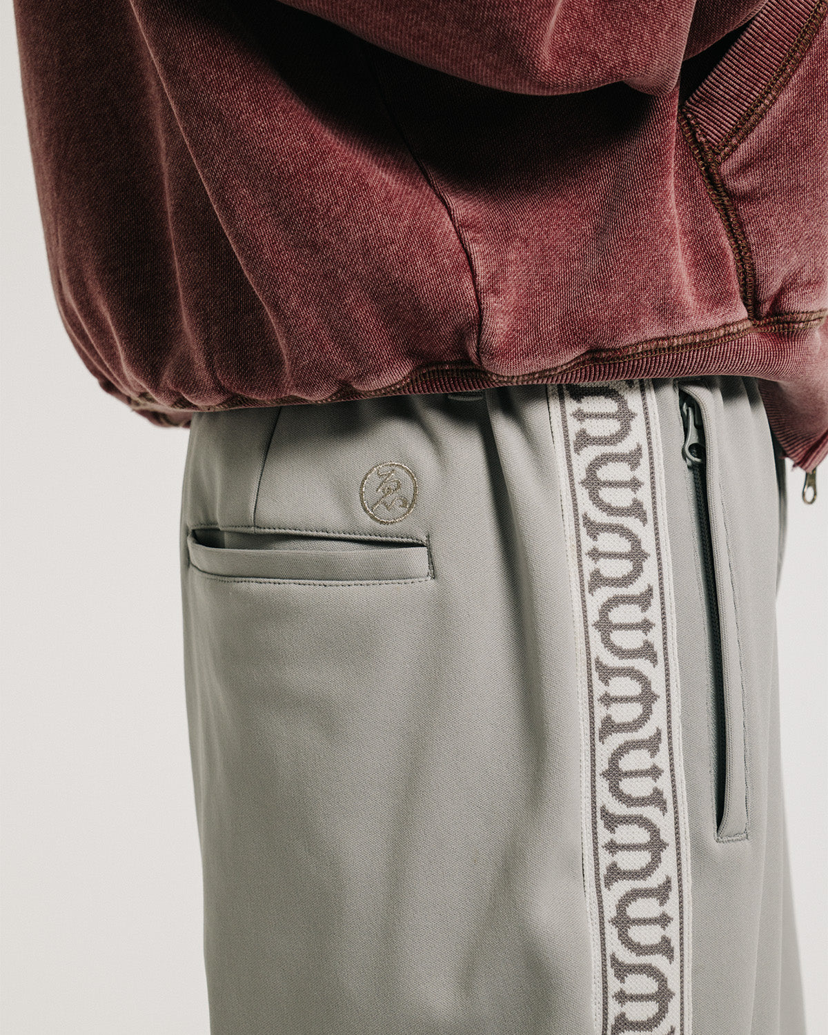 E LOGO TRACK PANTS - BROWN