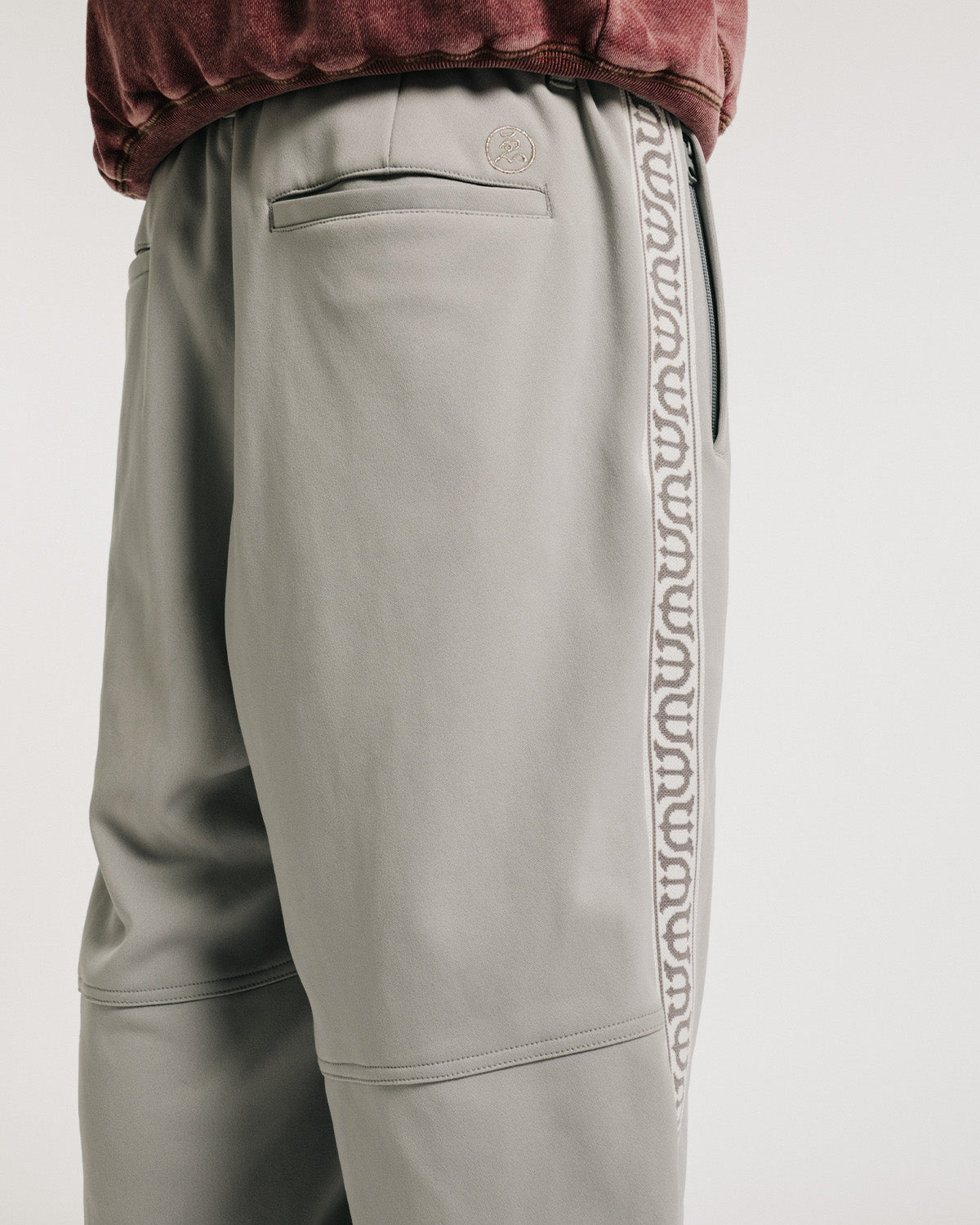 E LOGO TRACK PANTS - BROWN